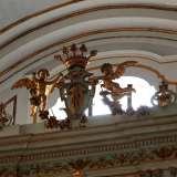Il frontone imponente chiude il tutto ed � a sua volta sormontato da putti alati che sorreggono lo stemma incoronato dei carmelitani